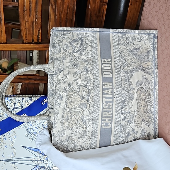 Authentic⭐️⭐️ BRAND ⭐️⭐️New Large Book Tote Light Gray 💞💞 - Picture 3 of 9